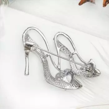 Брошь «Туфель пара», цвет белый в серебре