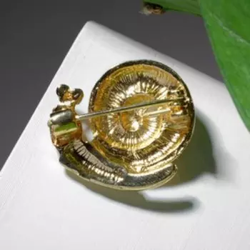 Брошь "Улитка" иероглифы, цвет белый в золоте