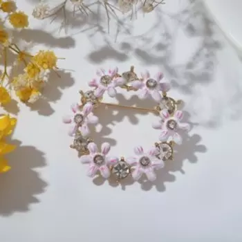 Брошь "Веночек" цветочный, цвет бело-розовый в золоте