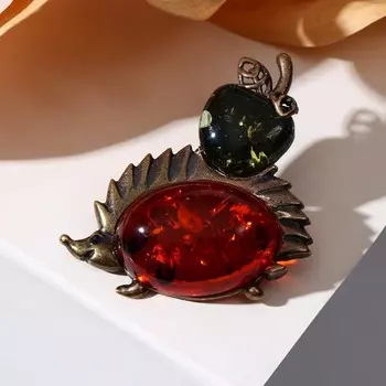 Брошь "Янтарь" ёжик с яблоком, цвет МИКС в бронзе