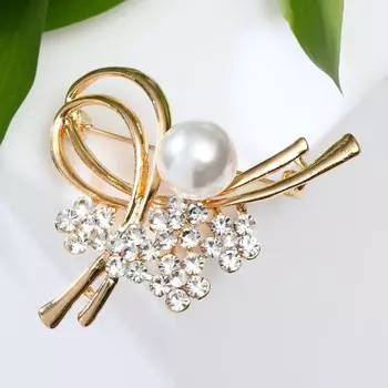 Брошь «Завиток» с бусиной и цветами, цвет белый в золоте