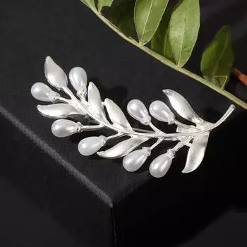 Брошь "Жемчужная олива", цвет белый в матовом серебре