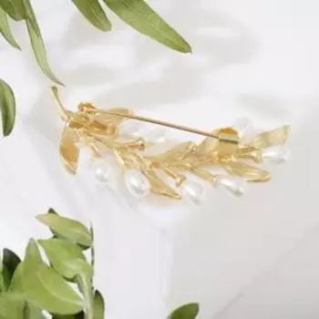 Брошь "Жемчужная олива", цвет белый в матовом золоте