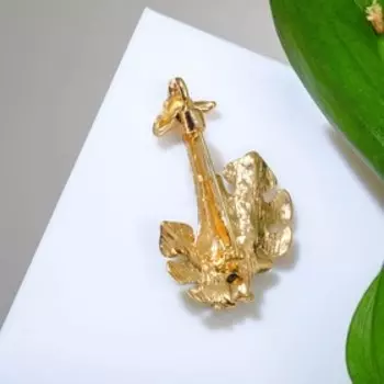 Брошь "Жираф" в листве, цвет зелёно-коричневый в золоте