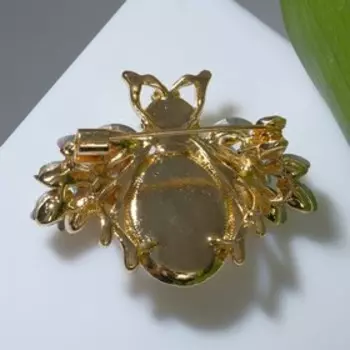 Брошь "Жук" с крыльями, цвет радужно-белый в золоте