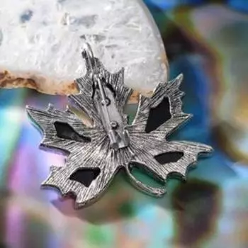 Броши "Перламутр" лист клёна, цвет белый