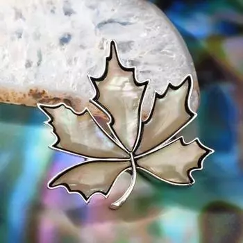 Броши "Перламутр" лист клёна, цвет белый