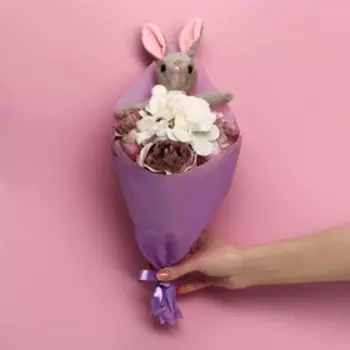 Букет с игрушкой «Милая зайка»