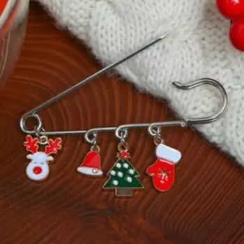 Булавка новогодняя "Рождественские истории" варежка, цветная в серебре