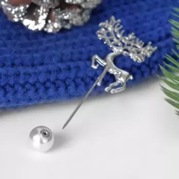 Булавка новогодняя «Олень» с бусиной, 8 см, белая в серебре