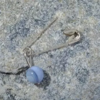 Булавка-талисман с бусиной "Агат" молодость, 3см, цвет бело-голубой в серебре