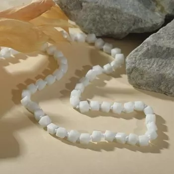 Бусы кубик через узел "Хрусталь", цвет белый, 48см