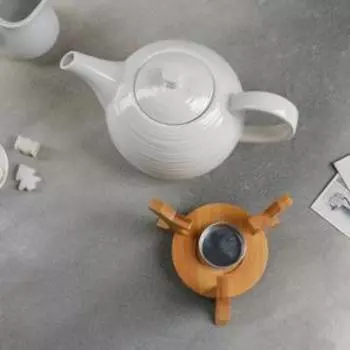 Чайник фарфоровый заварочный на деревянной подставке Доляна «Полосы», 850 мл, цвет белый