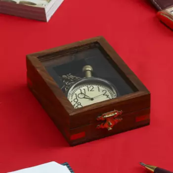 Часы кварцевые в шкатулке "Честь" 10х7х3 см