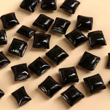 Чёрные леденцы в банке «Подушкес», вкус: кола 40 г.