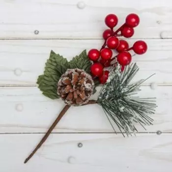 Еловая ветка декоративная «Зимнее волшебство. Мечты», с ягодами и шишками, 20 см