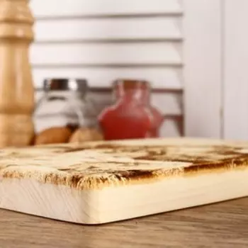 Доска из массива кедра «Волки», прямоугольная, 18 28 см №1