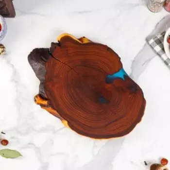 Доска темная сервировочная из массива оливы "Спил", 30-35 х 20-25 см, микс