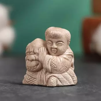 Фигура "Актер с маской" коричневая 3х3х2см