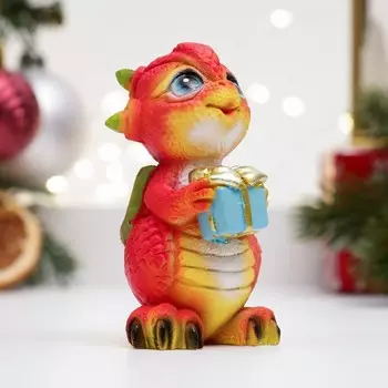 Фигура "Дракончик с подарком" красная, 5,5х5х7,5см