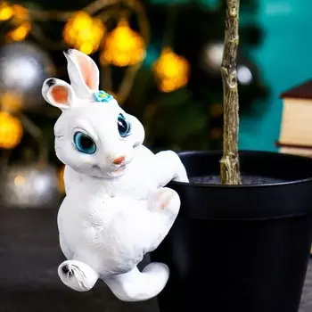 Фигура на кашпо "Зайка с цветочком" белый, 9х9х16см