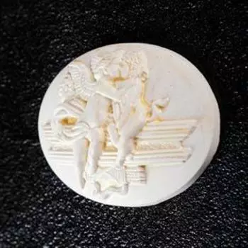 Фигура с подвесом "Ангелы обнимаются" позолота 8х9см