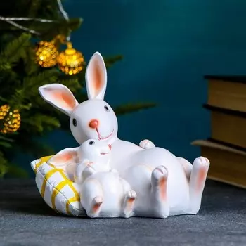 Фигура "Зайчиха с зайчонком на подушке" 15х14х16см