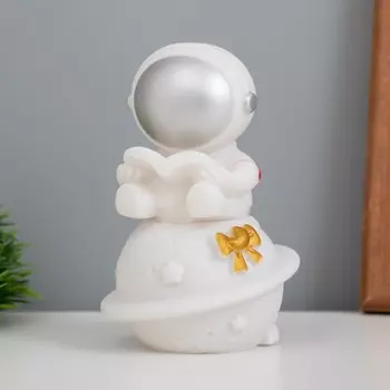 Фигурка светящаяся RISALUX «Космонавт с книгой на Сатурне», LED-ночник, 2 Вт, LR44, 5813 см
