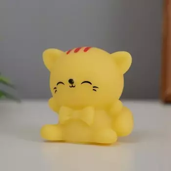 Фигурка светящаяся RISALUX «Счастливый кот», LED-ночник, 2 Вт, LR44, жёлтый, 3.544 см