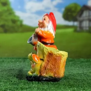 Фигурное кашпо "Гном у пенька №2, 21х18х17 см