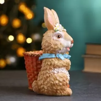 Фигурное кашпо "Зайчик с морковкой" 14х18см