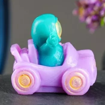 Фигурное мыло "Космонавт в машине" сиреневый с голубым,