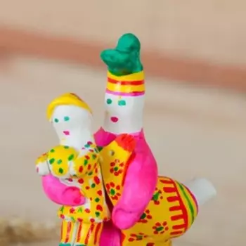 Филимоновская игрушка «Солдат на стульчике»