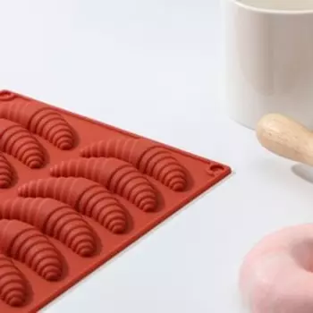 Форма силиконовая для выпечки Доляна «Круассаны», 20 ячеек, 29×17×2,2 см, 7×2,5 см, цвет коричневый