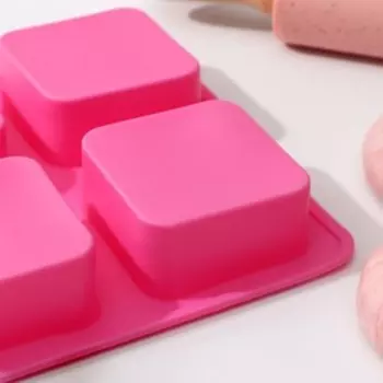 Форма для выпечки Доляна «Квадрат», 18×18 см, 4 ячейки (6,7×6,7 см), цвет розовый