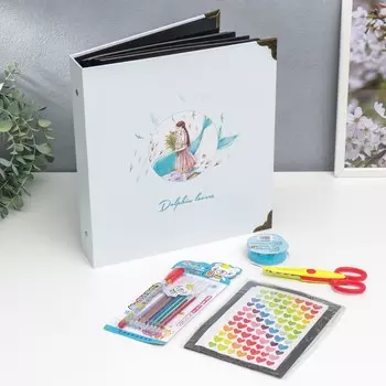 Фотоальбом на кольцах 30 листов "Девушка с букетом и дельфин" чёрные листы 28х26,5 см