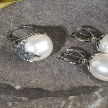 Гарнитур родирование 2 предмета: серьги, кольцо ягодка "Майорка", цвет белый, 19-20 размер