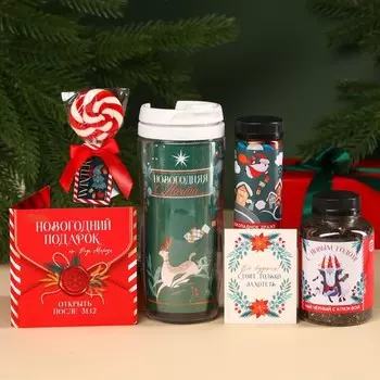 Подарочный набор гифтбокс «Новогодний подарок 2025»: термостакан, чай, леденец, драже, молочный шоколад.