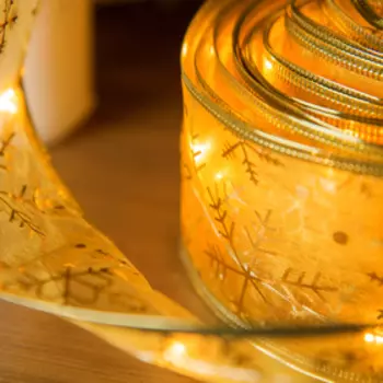 Гирлянда «Нить» 10 м роса с лентой «Снежинки золотистые», IP20, серебристая нить, 100 LED, свечение жёлтое, USB