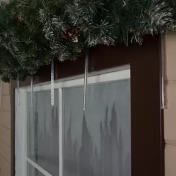 Гирлянда «Сосульки» 2.4 0.2 м, IP44, прозрачная нить, 96 LED, свечение белое с эффектом стекания, 12 В