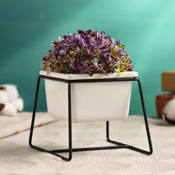 Горшок для цветов «Куб» керамический, 150 мл, 1299 см, на чёрной металлической подставке, белый