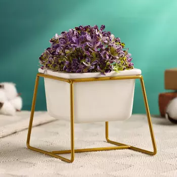 Горшок для цветов «Куб» керамический, 150 мл, 1299 см, на золотистой металлической подставке, белый