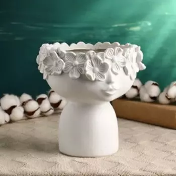 Фигурное кашпо для цветов «Мальчик с веночком», 1.6 л, 1919 см, керамика, белое