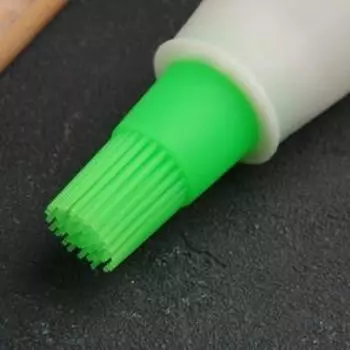 Кисть с резервуаром для масла Доляна «Олио», силикон, 70 мл, 11 см, зелёная