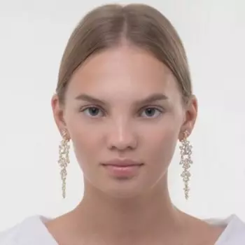 Клипсы для ушей висячие со стразами QF «Ажур», капли с завитками, цвет белый в золоте