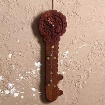 Ключница резная "Ключ" дерево 24х7,5х3 см