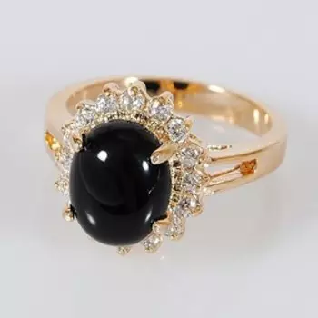 Кольцо с чёрным ониксом "Овал в цирконах", позолота с родированием, размер 18