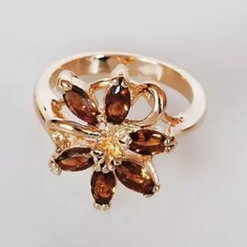 Кольцо с дымчатым фианитом "Цветок", позолота с родированием, размер 18