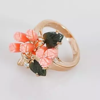 Кольцо с кораллом и нефритом "Букет", позолота с родированием, размер 16
