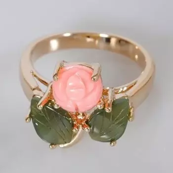 Кольцо с кораллом и нефритом "Роза" резная с листочком, позолота с родированием, размер 18